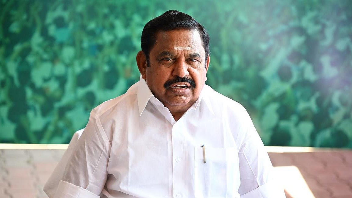 இலையில் மதுபாட்டிலுடன் விருந்து; 