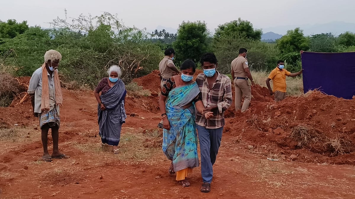 தேனி : போலி நகை விற்பனை செய்தவர் கொன்று புதைப்பு; 7 பேர் கைது - நடந்தது என்ன?