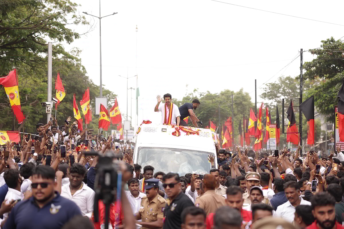 Vijay : ``என் வண்டி மேல ஏறி குதிக்காதீங்க!'' - தொண்டர்களுக்கு விஜய் கட்டளை!