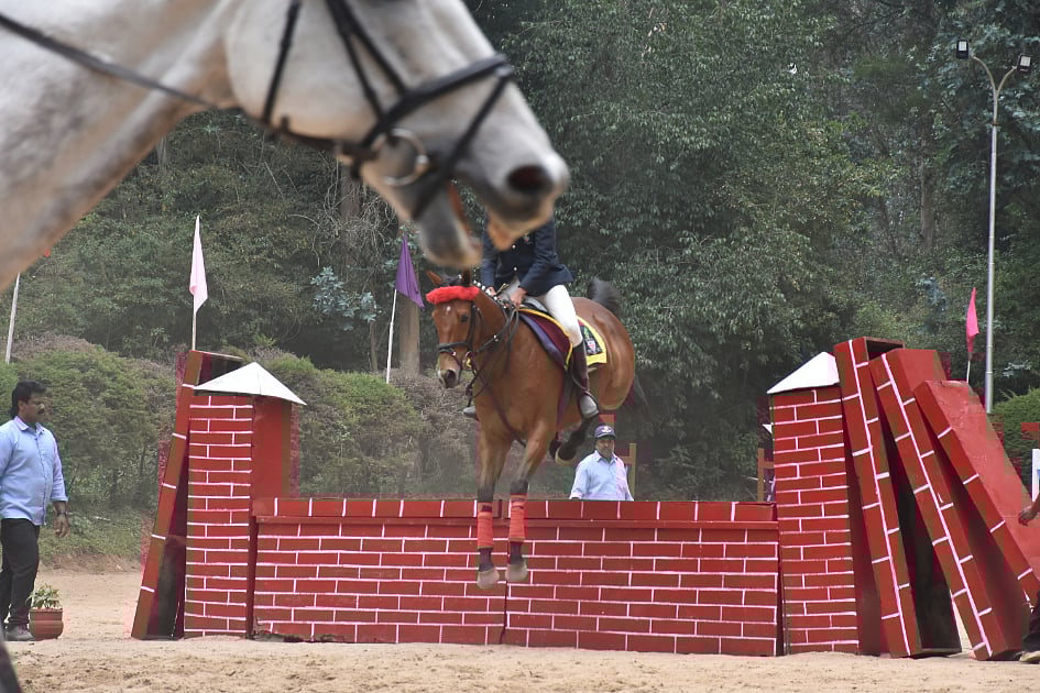 நீலகிரி: தி லாரன்ஸ் பள்ளியின் நிறுவனர் தின விழா; குதிரையேற்ற சாகசம் செய்த மாணவர்கள் | Photo Album