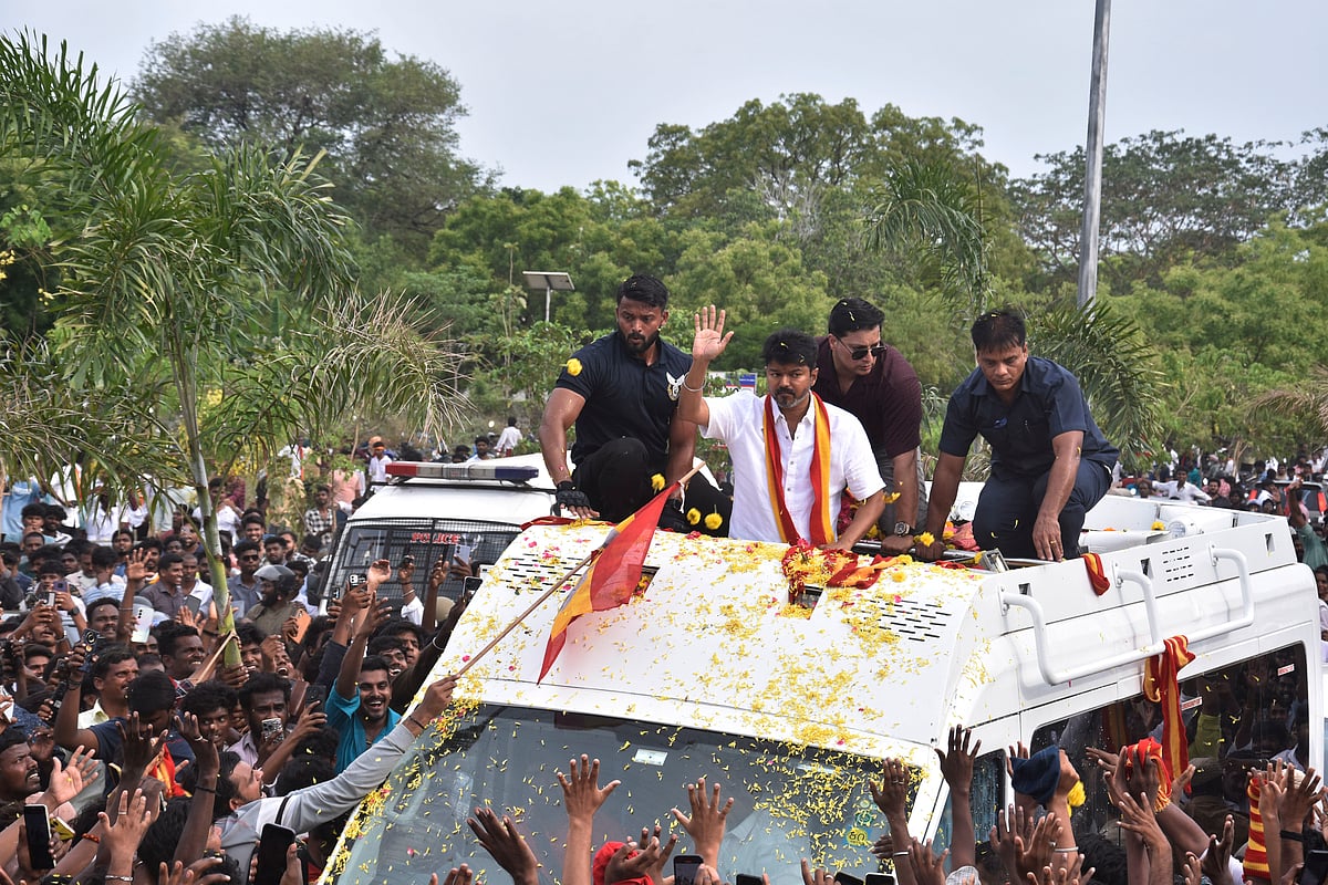 Vijay: த.வெ.க தலைவர் விஜய் மதுரையில் ரோட் ஷோ | Photo Album 