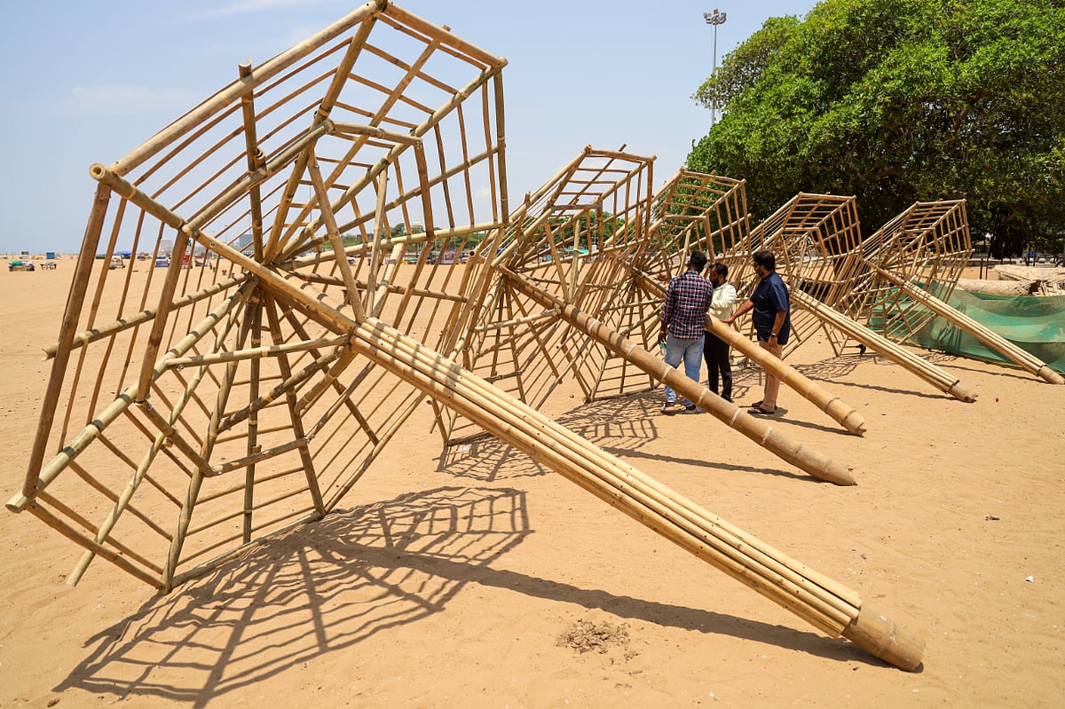 Marina Beach: நீலக் கொடி மெரினா திட்டத்தின் கீழ் மூங்கில் நிழற்குடைகள், நாற்காலிகள் | Photo Album