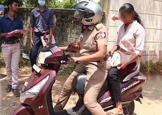 Neet: ஆடையில் நிறைய பட்டன் இருந்ததால் தேர்வு எழுத மறுப்பு.. உடனே பெண் போலீஸ் செய்த நெகிழ்ச்சி செயல்!