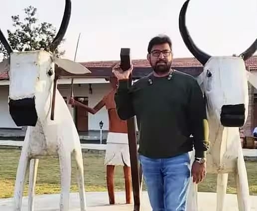 வங்கி பணியை உதறிவிட்டு விவசாயம்; மருந்து தெளிக்க ஹெலிகாப்டர் - ரூ.70 கோடி வருவாய் ஈட்டும் பட்டதாரி