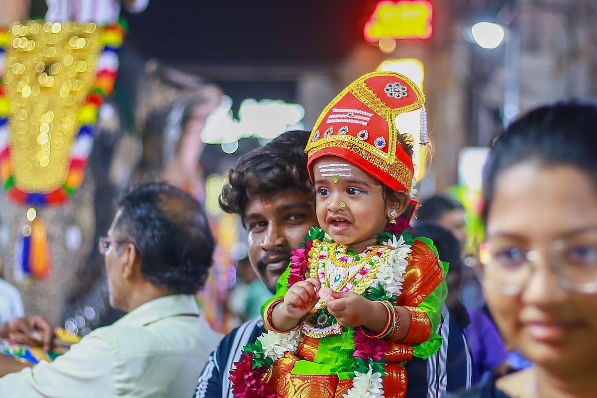மதுரை சித்திரைத் திருவிழா: `குழந்தையும் தெய்வமும்' - குழந்தைகள் தெய்வ உருவில் | Photo Album