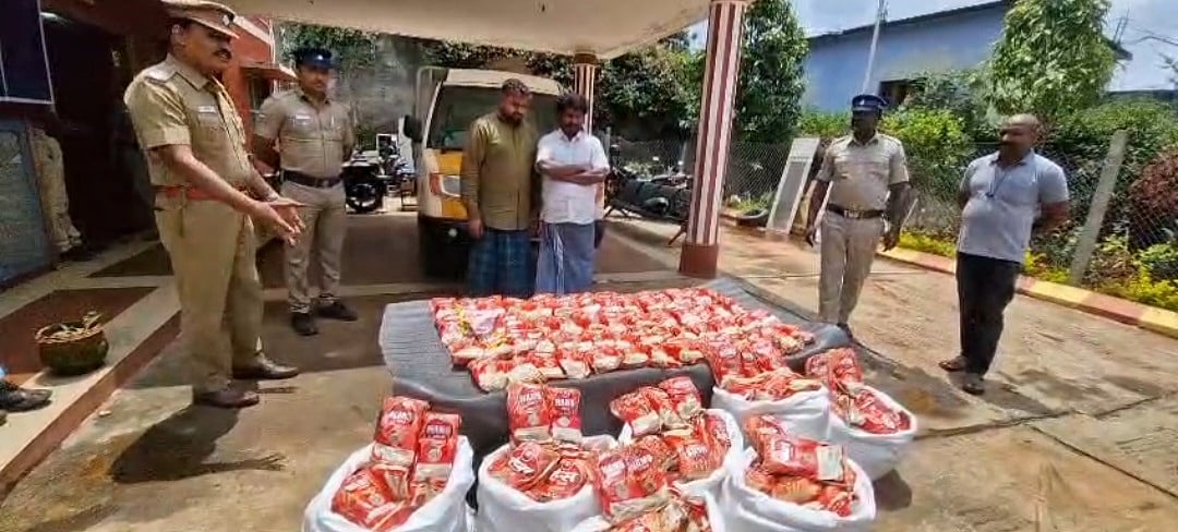 குன்னூர்: வெங்காய மூட்டைகளுக்குள் பண்டல் பண்டலாக குட்கா பாக்கெட்டுகள் - சிக்கியது எப்படி?