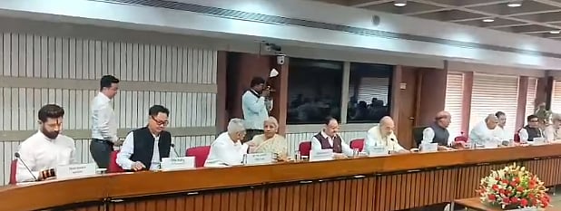 மோடி 'ஆப்சென்ட்', 'இன்னும் ஆபரேஷன் சிந்தூர் முடியவில்லை'... - அனைத்துக் கட்சி கூட்ட நிகழ்வுகள்