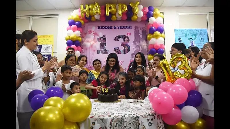 ஒட்டிப் பிறந்த சகோதரிகளைக் கைவிட்ட பெற்றோர்; 13 ஆண்டுகளாக வளர்க்கும் மருத்துவமனை; நெகிழ்ச்சி பின்னணி