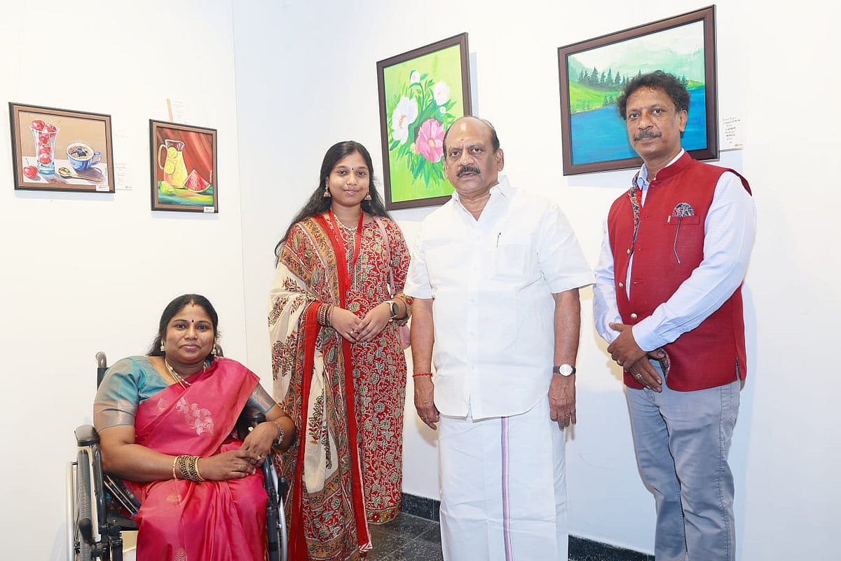 சக்கர நாற்காலியே கால்கள்; உலகம் முழுவதும் மாணவர்கள்... சுழலும் ஓவியர் சக்திராணி!