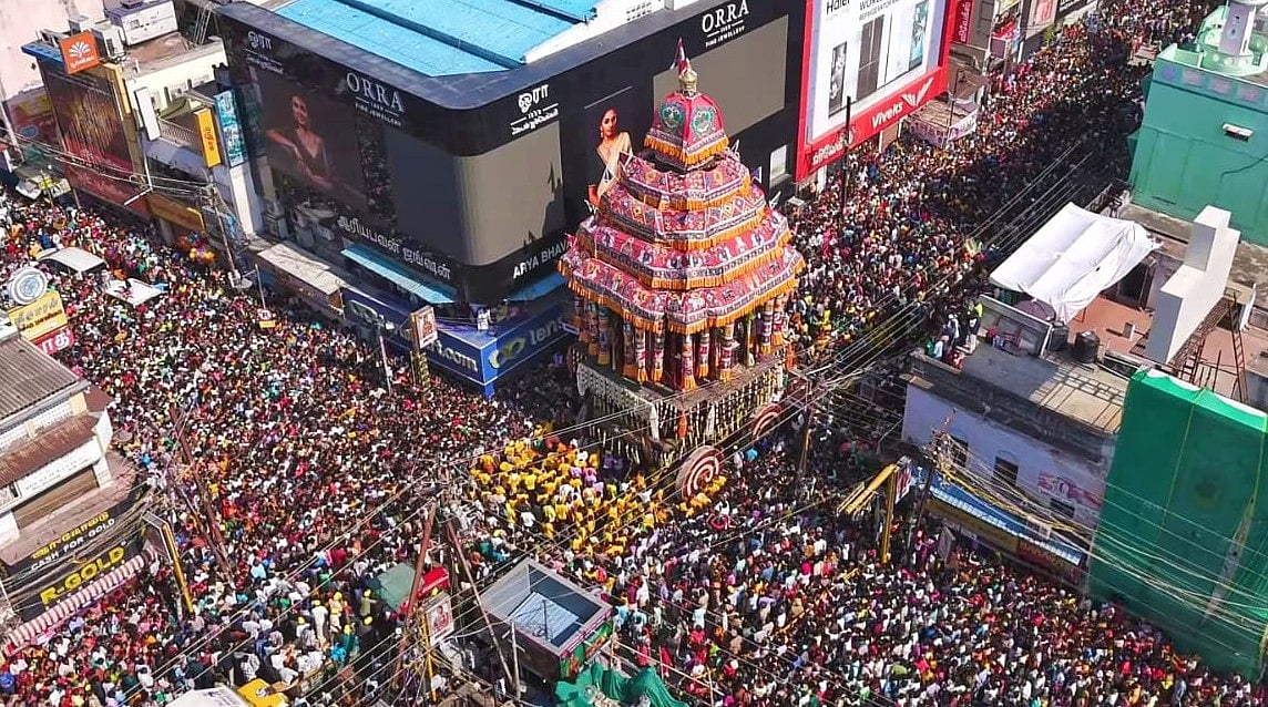 கழுகுப் பார்வையிலும் அடங்காத மக்கள் வெள்ளம்: மதுரை சித்திரை திருவிழா தேரோட்டத்தின் டிரோன் காட்சிகள்!