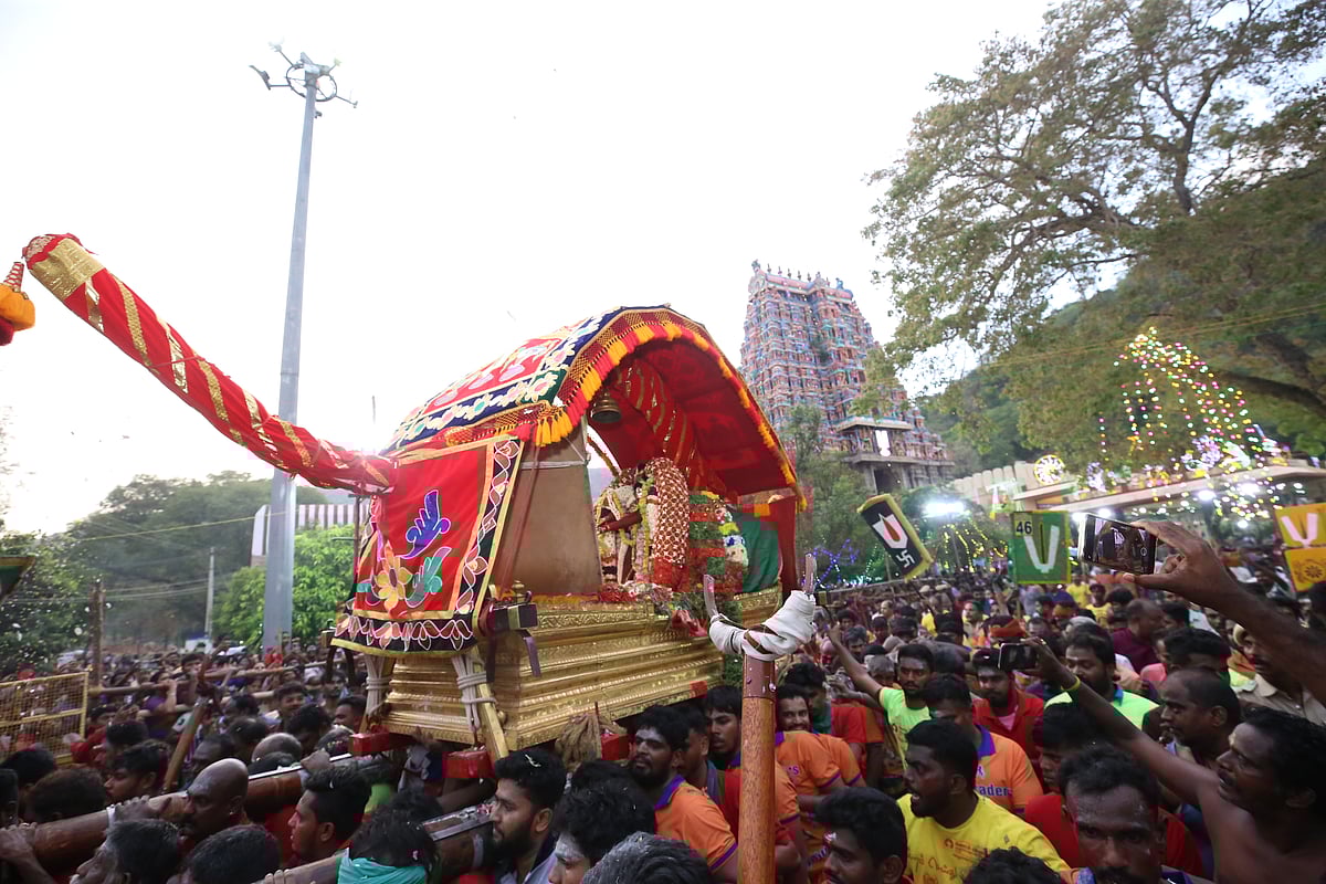 மதுரை சித்திரைத் தருவிழா: `அழகர் வாராரு!'  புறப்பட்ட கள்ளழகர்; ஆர்ப்பரித்த மக்கள்
