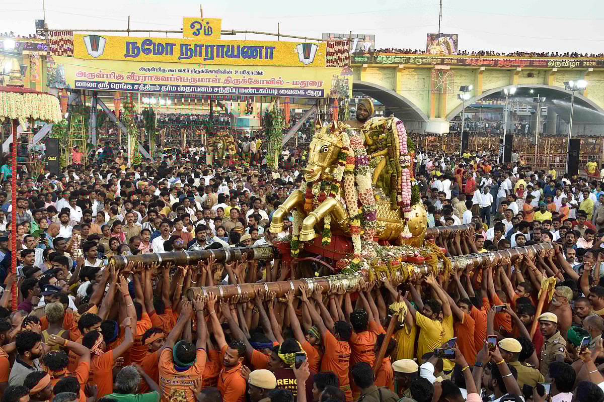 மதுரை குலுங்க பச்சை பட்டுடுத்தி வைகை ஆற்றில் எழுந்தருளிய கள்ளழகர் | Photo Album