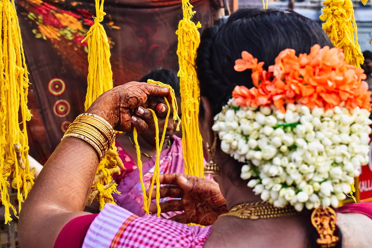 களைகட்டிய கூவாகம்; தாலி கட்டி, ஒப்பாரி வைத்து சடங்குகள் செய்த திருநங்கைகள்.. | புகைப்படத் தொகுப்பு