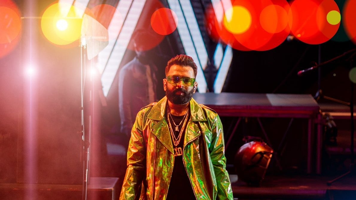 Santhosh Narayanan : `உதித் நாராயணன் சார், நீங்களா..!' - இலங்கை இளைஞரின் செயலைப் பகிர்ந்த SaNa