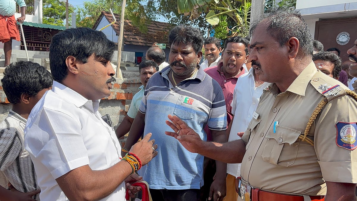 ”தெருவைக் காணவில்லை” - ஜி.பி.முத்து புகார்; வீட்டை முற்றுகையிட்ட ஊர் மக்கள்; போலீஸ் குவிப்பு
