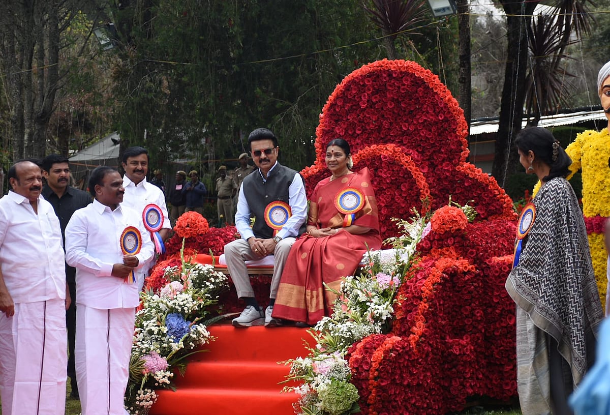 ஊட்டி: ``உதயசூரியனுக்கு ஓட்டு போடுங்க'' - மலர் அரியணையில் அமர்ந்து வாக்கு சேகரித்த முதல்வர் ஸ்டாலின்