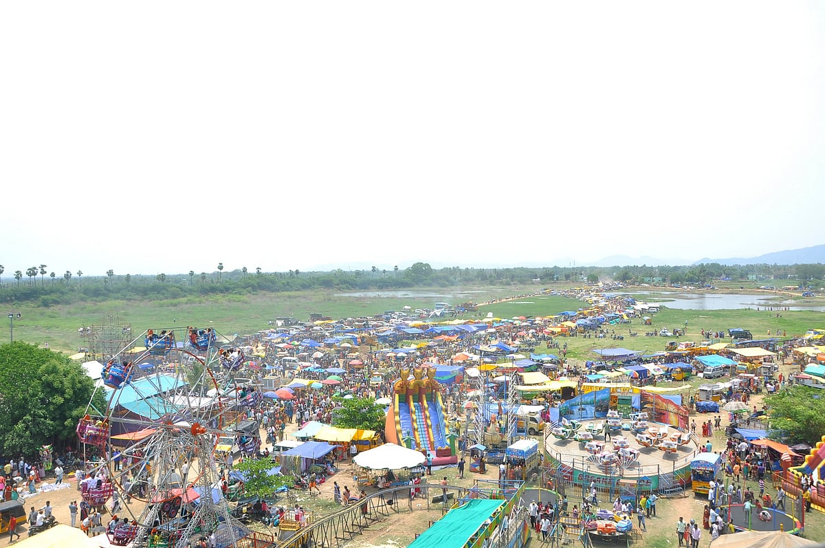 வேலூர் : களைகட்டிய அணைக்கட்டு பொற்கொடியம்மன் கோயில் ஏரித்திருவிழா!