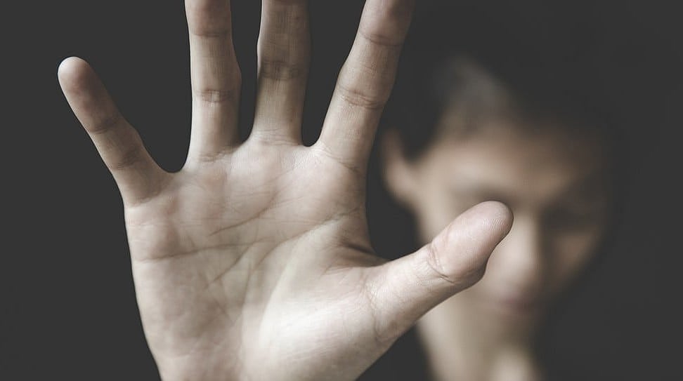 ஓடும் ரயிலில் கோவை கல்லூரி மாணவிக்கு பாலியல் தொல்லை - வீடியோ ஆதாரத்தால் சிக்கிய போலீஸ்காரர்