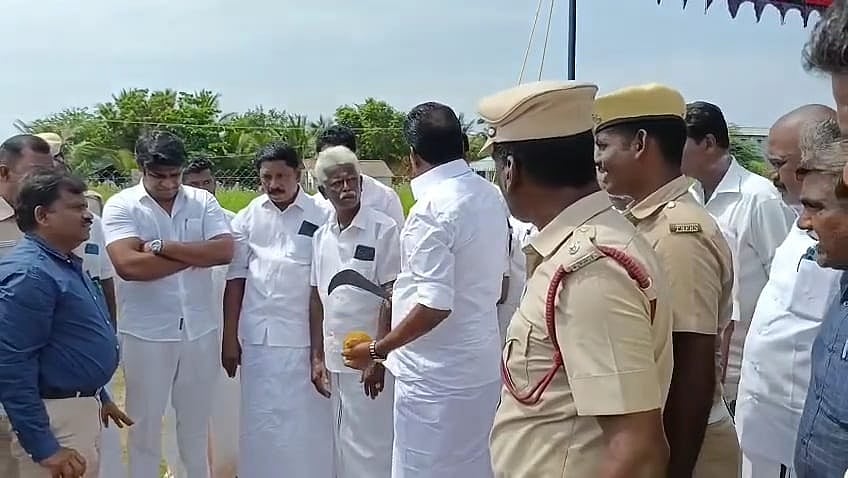 ஒப்பந்ததாரரைப் பார்த்து அரிவாளை ஓங்கினாரா திமுக முன்னாள் எம்எல்ஏ? வைரல் வீடியோவின் பின்னணி என்ன?