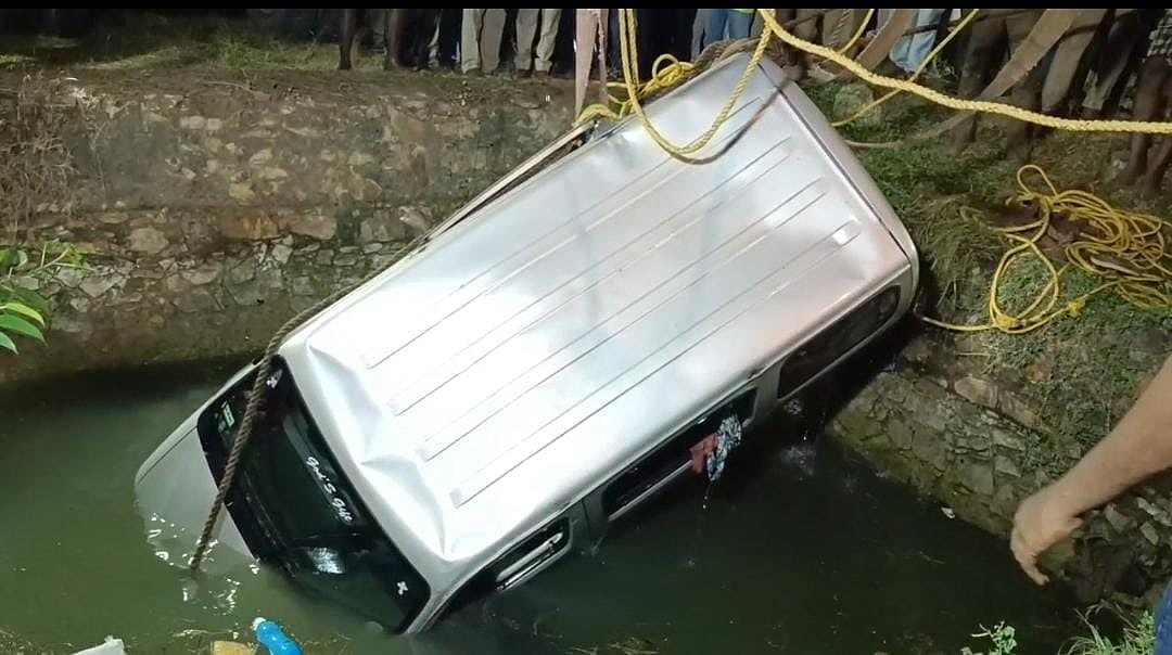 `டயர் வெடித்து கட்டுபாட்டை இழந்த வாகனம்' சாலையோர கிணற்றுக்குள் பாய்ந்ததில் 5 பேர் பலியான பரிதாபம்