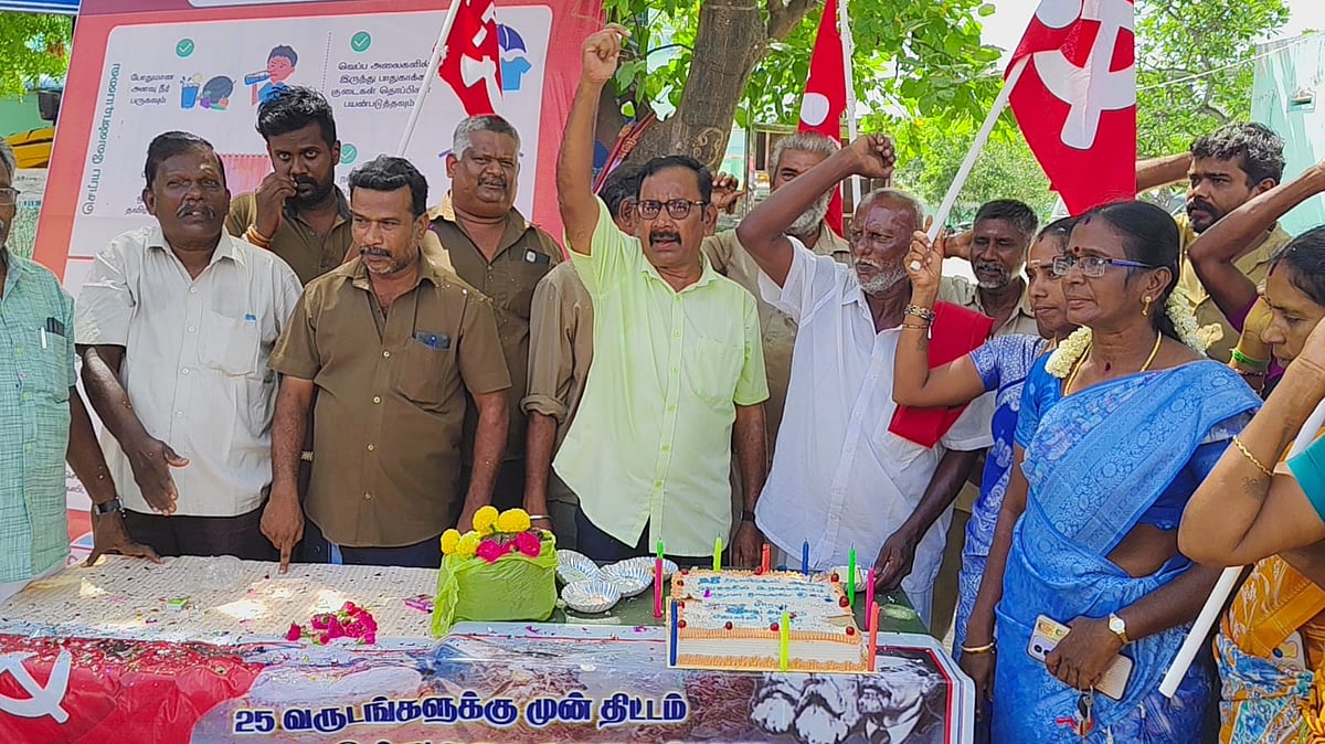 ``25 ஆண்டுகள் கிடப்பில் உள்ள பாதாள சாக்கடை திட்டம்..'' - வெள்ளி விழா கேக் வெட்டிய சி.பி.ஐ கட்சி!