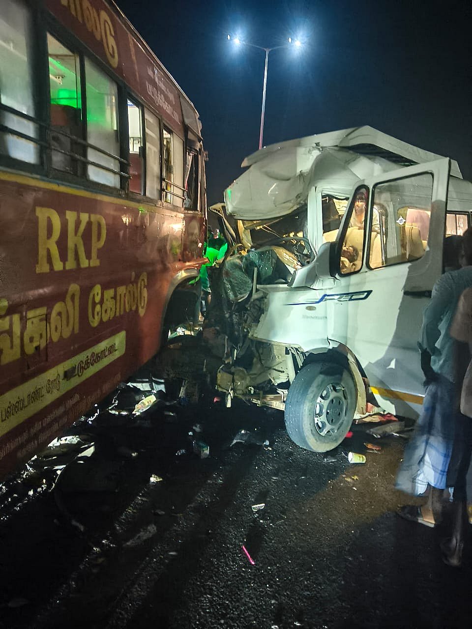 தஞ்சாவூர்: அரசு பேருந்து சுற்றுலா வேன் நேருக்கு நேர் மோதி விபத்து - 5 பேர் உயிரிழந்த சோகம்!