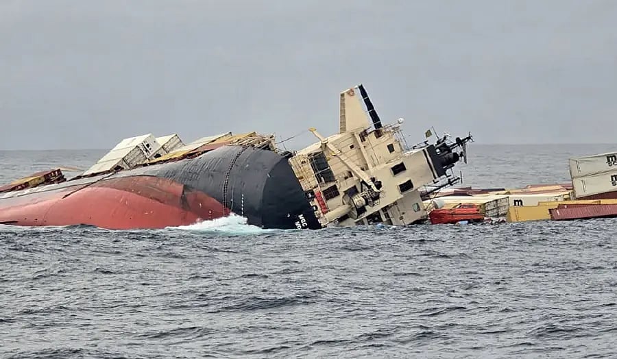 Kochi Ship Accident: கடலில் மூழ்கிய சரக்கு கப்பல்; கரை ஒதுங்கிய கண்டெய்னர்; கடற்படை சொல்வது என்ன?