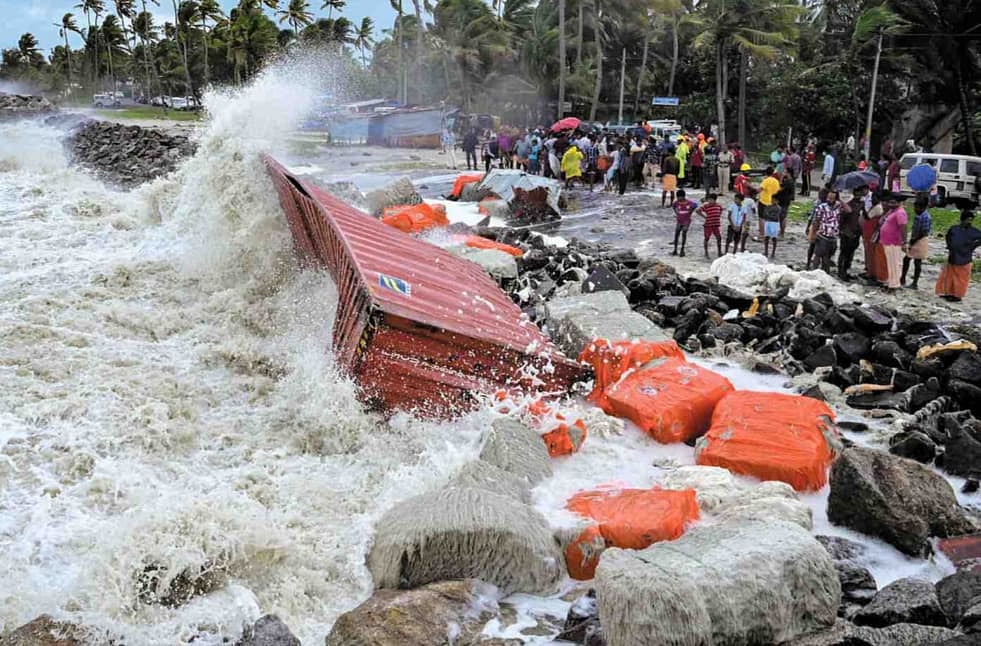 Kerala : மூழ்கிய கப்பல்; கரை வந்து  மோதும் கன்டெய்னர்கள் - கடல் சீற்றத்தால் சிக்கல்?