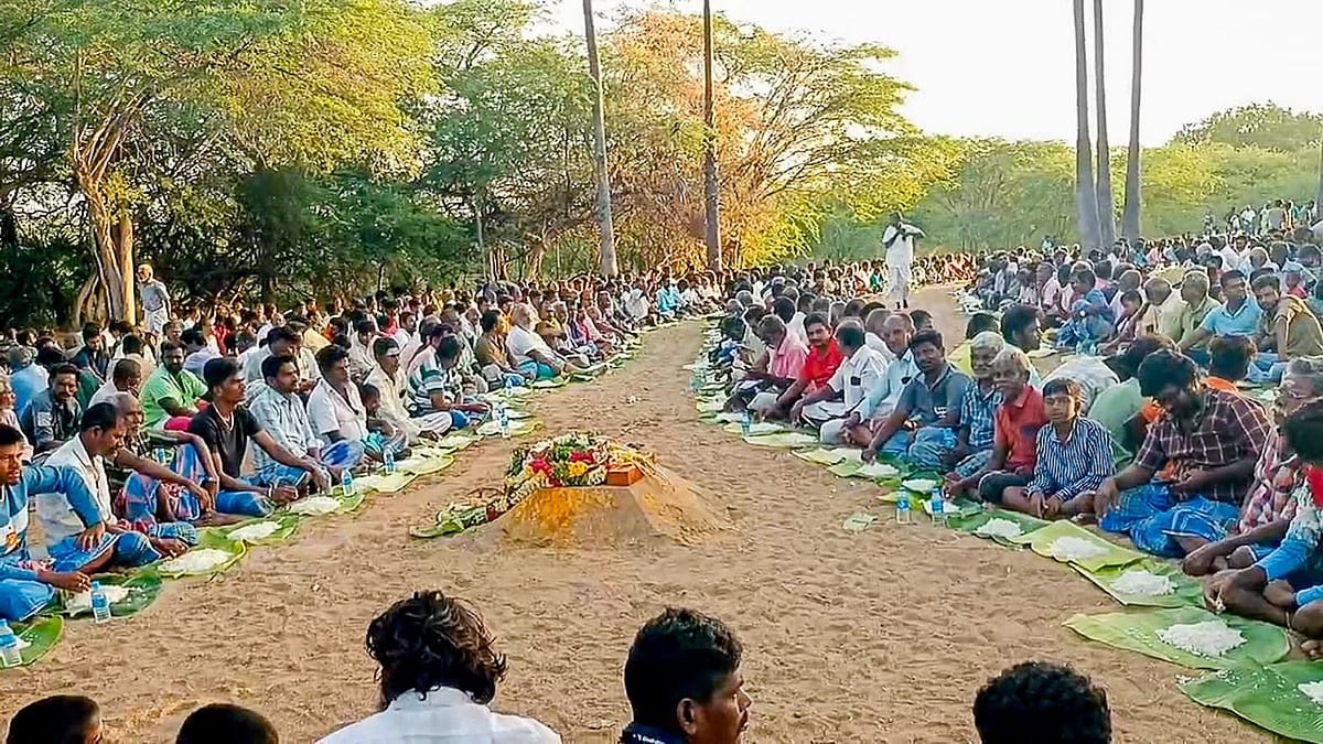 விருதுநகர்: `100 கிடாய்கள், 150 சேவல்கள்… சுடச்சுட பறிமாறப்பட்ட அசைவ விருந்து’ - படையெடுத்த ஆண்கள்