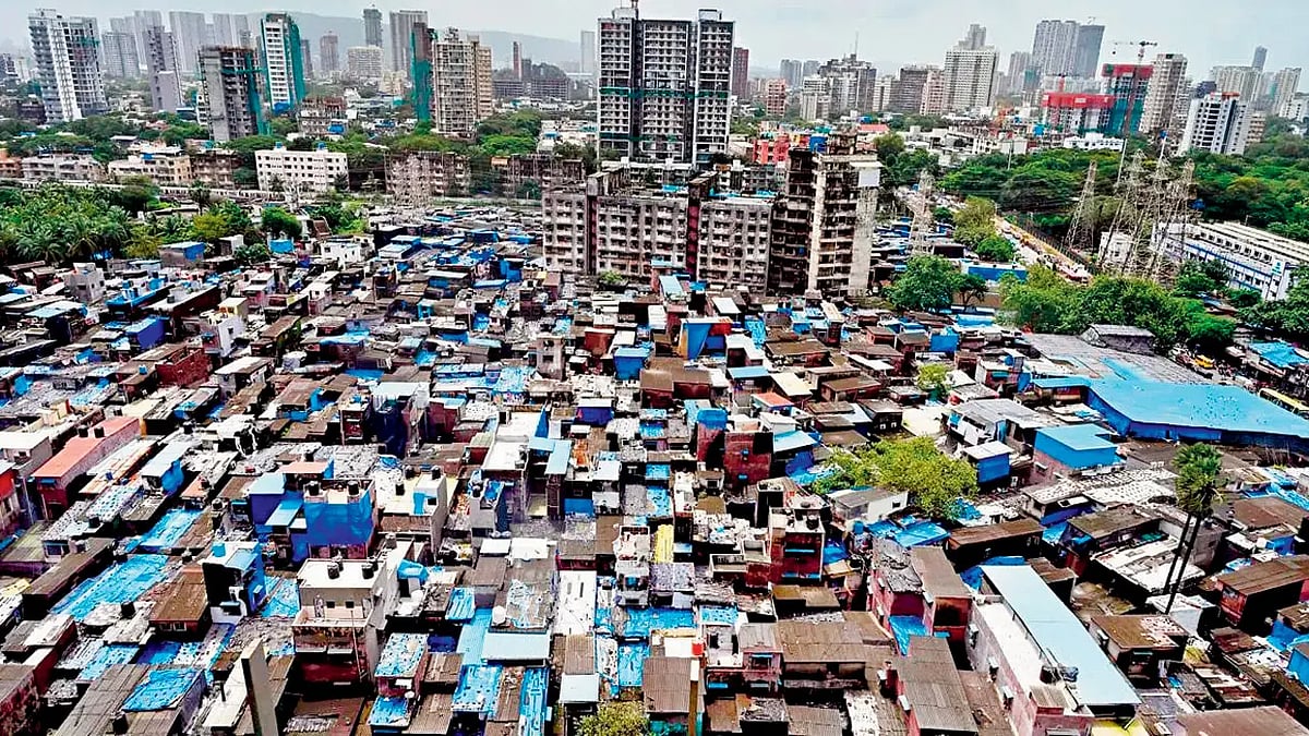 ``தாராவி மக்களுக்கு 2 கழிவறையுடன் 350 சதுர அடியில் வீடு'' - முதல்வர் தேவேந்திர பட்னாவிஸ் ஒப்புதல்