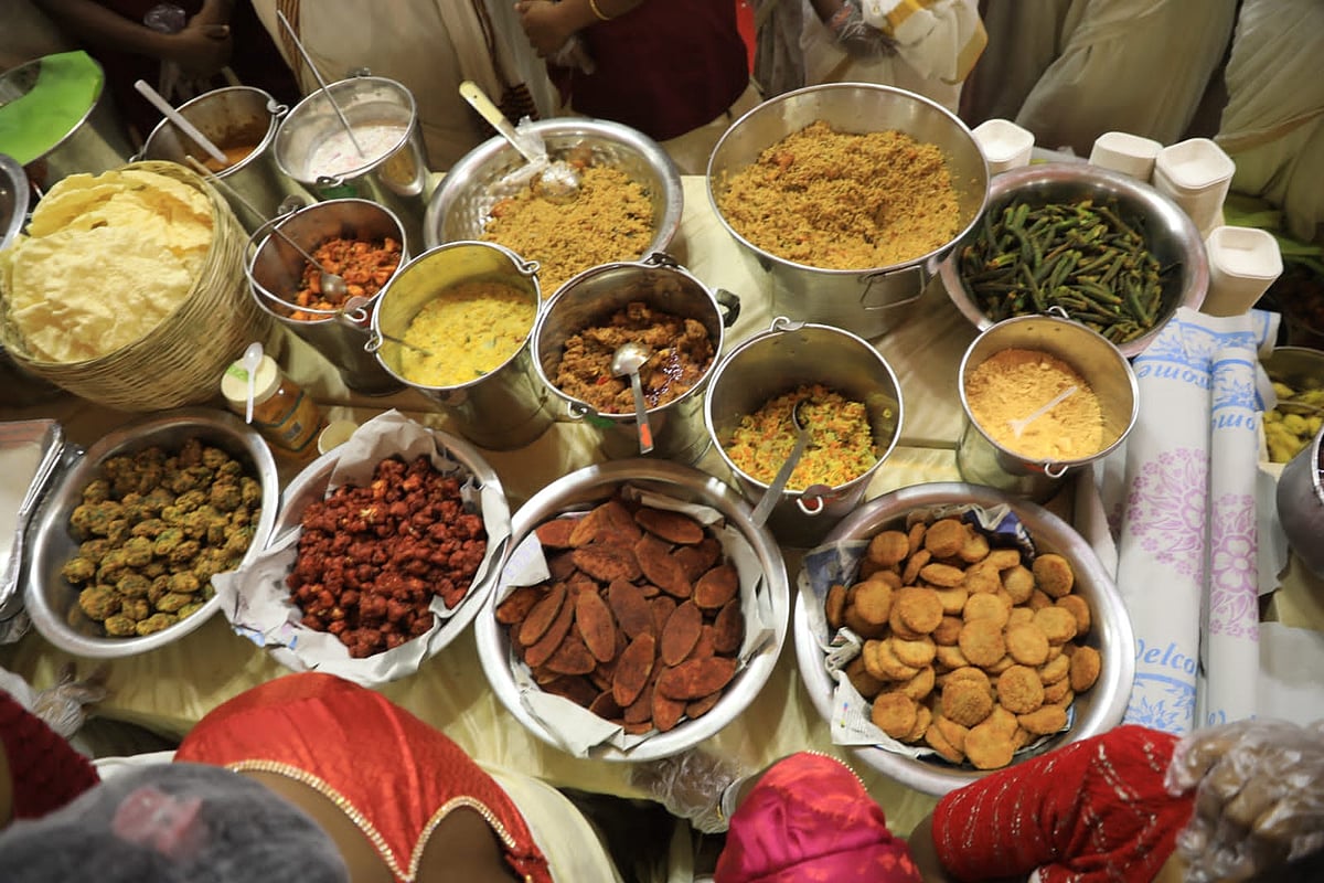 `3 அடி இலையில் 13 வகை அசைவ உணவு' -  திமுக பொதுக்குழு கூட்டத்தின் விருந்து | Photo Album