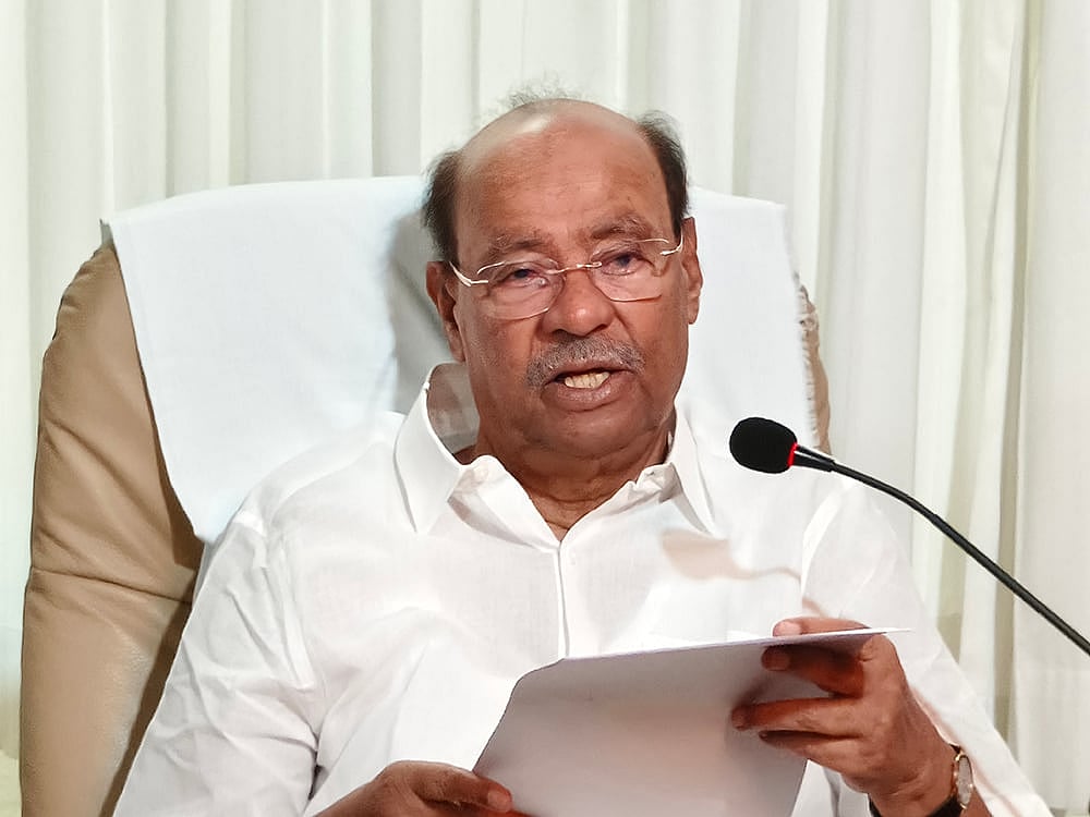 மா.செ.கூட்டத்தில் அன்புமணி; `மூச்சு இருக்கும் வரை நான் தான் பாமக தலைவர்' - யூ-டர்ன் போடும் ராமதாஸ்!