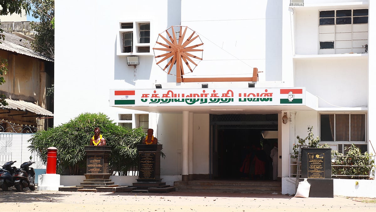 `தனியாக கட்சி துவக்கலாமா?' ஆலோசனை நடத்திய எம்.பி - அதிர்ச்சியில் காங்கிரஸ் தொண்டர்கள்!