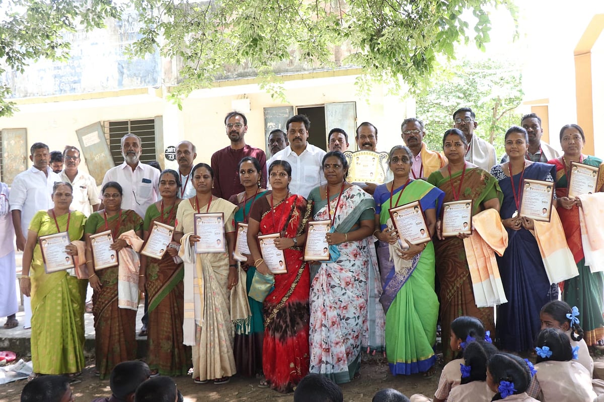 100% தேர்ச்சி,14 அரசு பள்ளிகளுக்கு  விசிட் - ஆசிரியர்களை நேரில் பாராட்டிய தஞ்சாவூர் எம்.பி