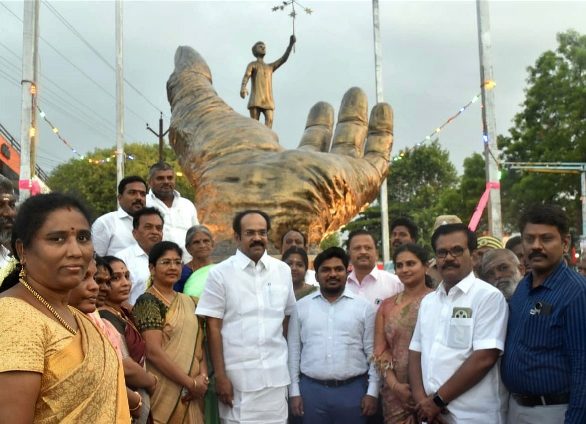 சிவகாசி: `பட்டாசுத் தொழிலாளர் உழைப்பை போற்றும் நினைவுச்சின்னம் திறப்பு' - தொழிலாளர்கள் மகிழ்ச்சி