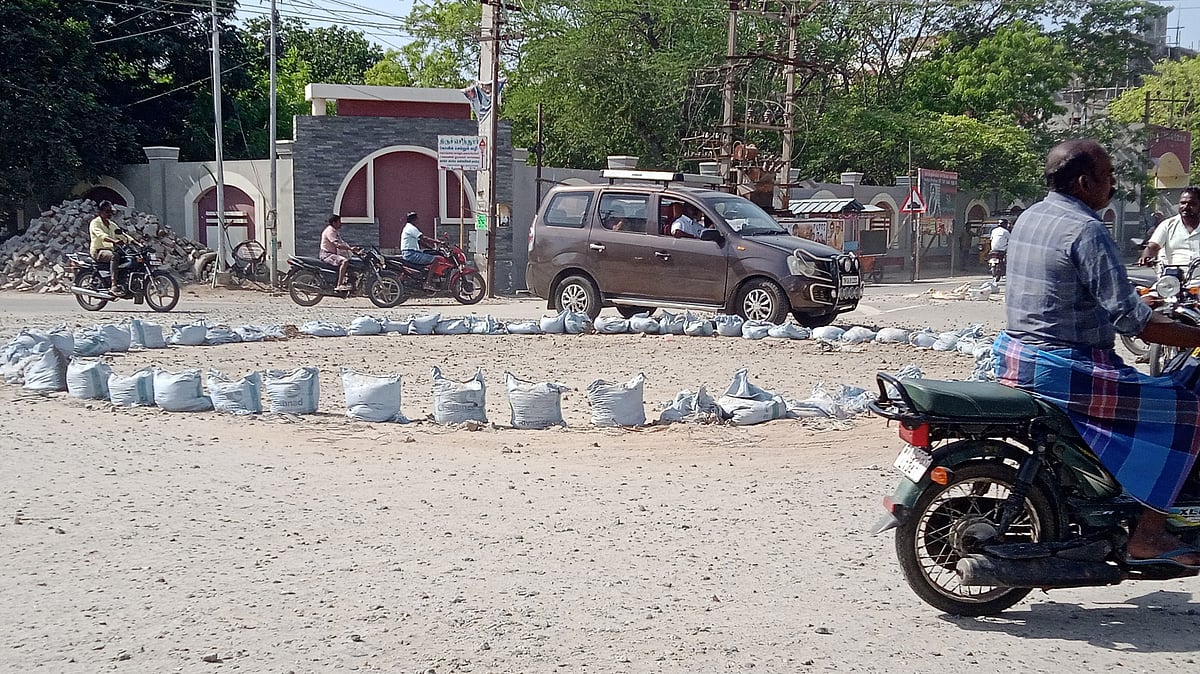 தூத்துக்குடி: கிடப்பில் போடப்பட்ட ரவுண்டானா பணி; அச்சத்தில் மக்கள்... கண்டுகொள்வார்களா அதிகாரிகள்? 