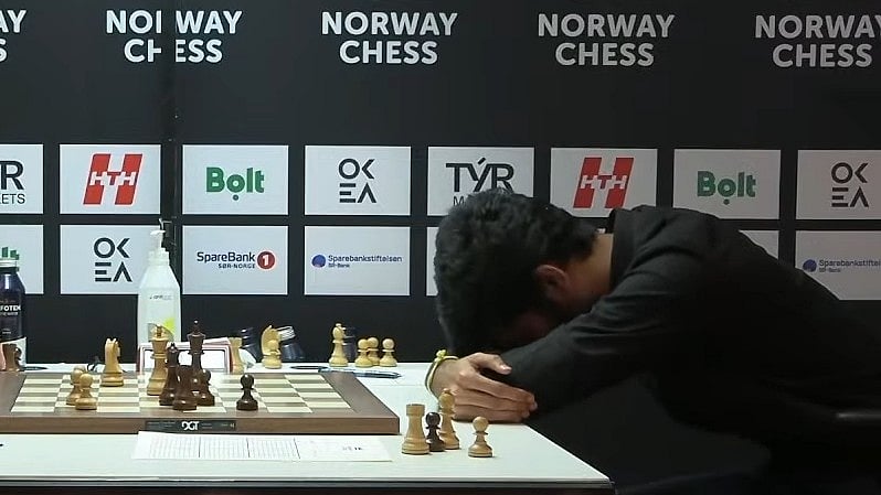 Gukesh - Magnus Carlsen: சாதனையைத் தவறவிட்ட குகேஷ்; 1.5 புள்ளி வித்தியாசத்தில் கார்ல்சன் சாம்பியன்! 