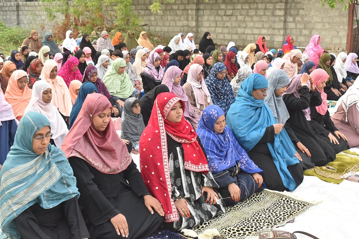 ஈரோடு: பக்ரீத் பண்டிகை முன்னிட்டு சிறப்பு தொழுகை! | Photo Album