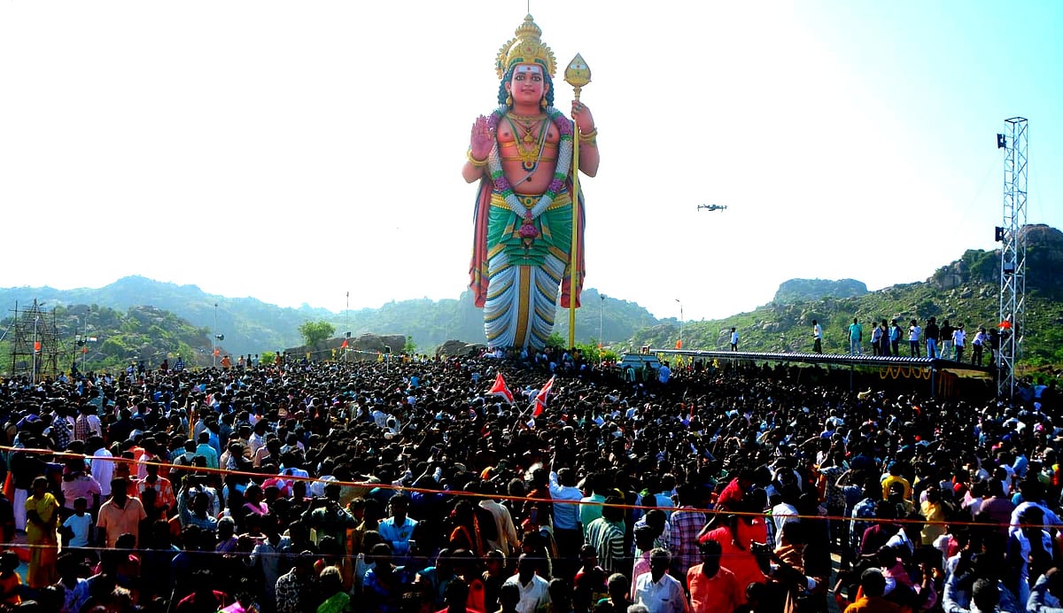 வேலூர்: 92 அடி உயர தீர்த்தகிரி முருகனுக்கு மகா கும்பாபிஷேகம் - மலை மீது அதிர்ந்த `அரோகரா’ முழக்கம்