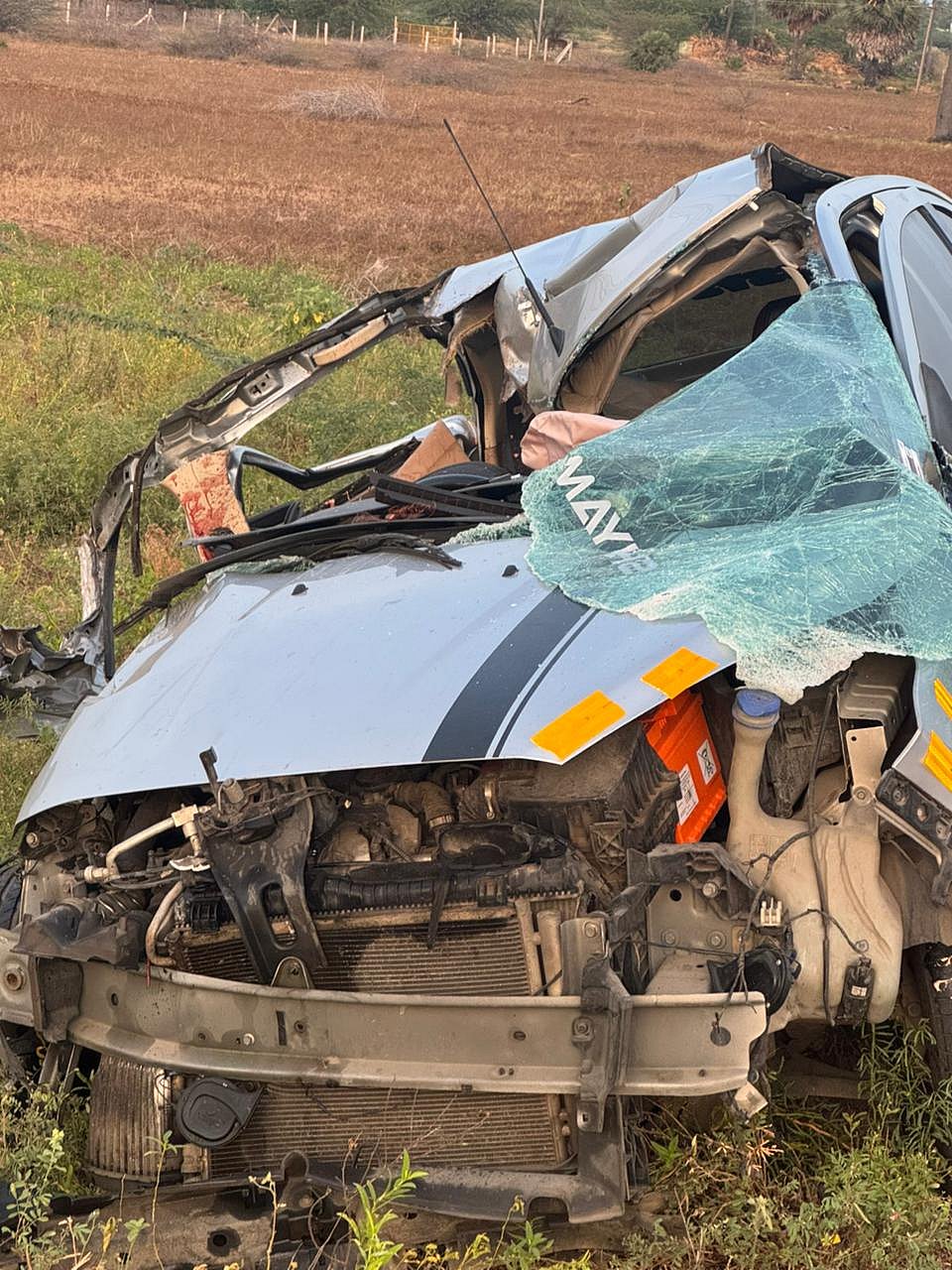 ராமநாதபுரம்: கார் - வேன் மோதல்; ஐ.டி. ஊழியர், 13 வயது சிறுமி பலியான சோகம்; என்ன நடந்தது?