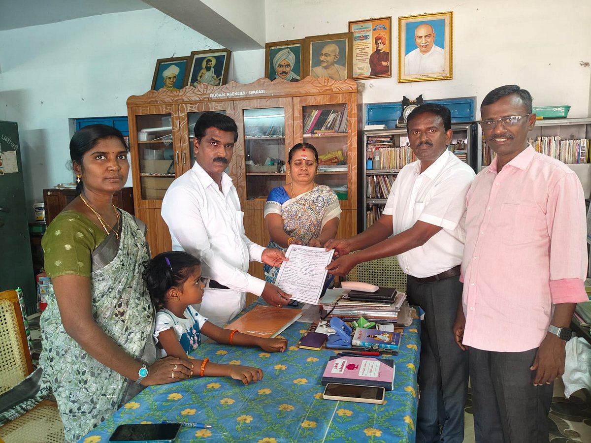 சிவகாசி: 'தரமான கல்வி.. வளர்ச்சி.. முன்னேற்றம்..' - மகளை அரசுப் பள்ளியில் சேர்த்த நீதிபதி விஜயபாரதி