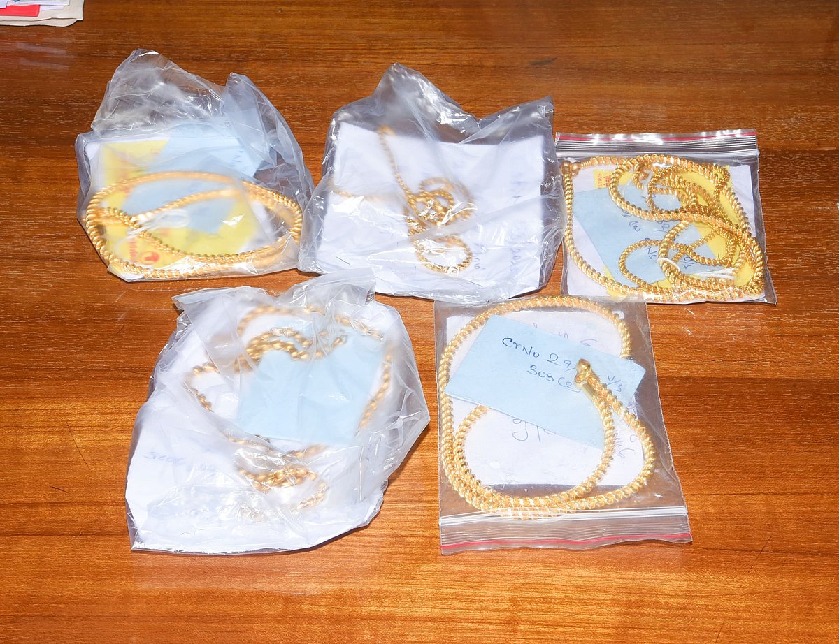 கோவில் கும்பாபிஷேகத்தில் குடும்பத்துடன் கைவரிசை; நகை திருட்டில் ஈடுபட்ட 3 பெண்கள் உட்பட ஐவர் கைது