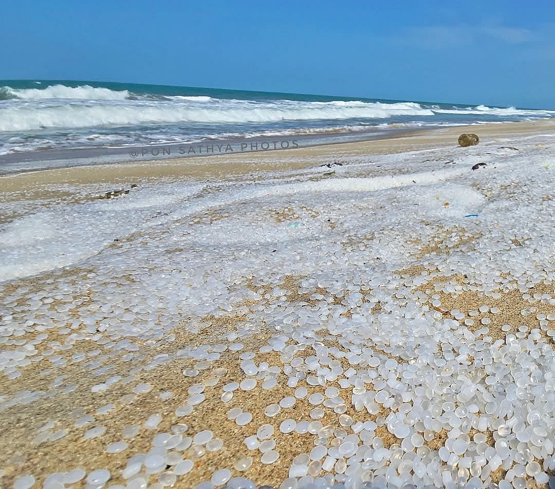 தனுஷ்கோடி: இலங்கை கடற்பகுதிகளில் மிதந்த ரசாயன துகள்கள்; மன்னார் வளைகுடா பகுதியில் மீன்பிடிக்கத் தடை