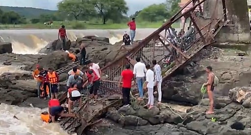 புனே: 60 ஆண்டுகள் பழமையான இரும்புப் பாலம் உடைந்து விபத்து; ஆற்று வெள்ளத்தில் பலர் மூழ்கிய சோகம்..