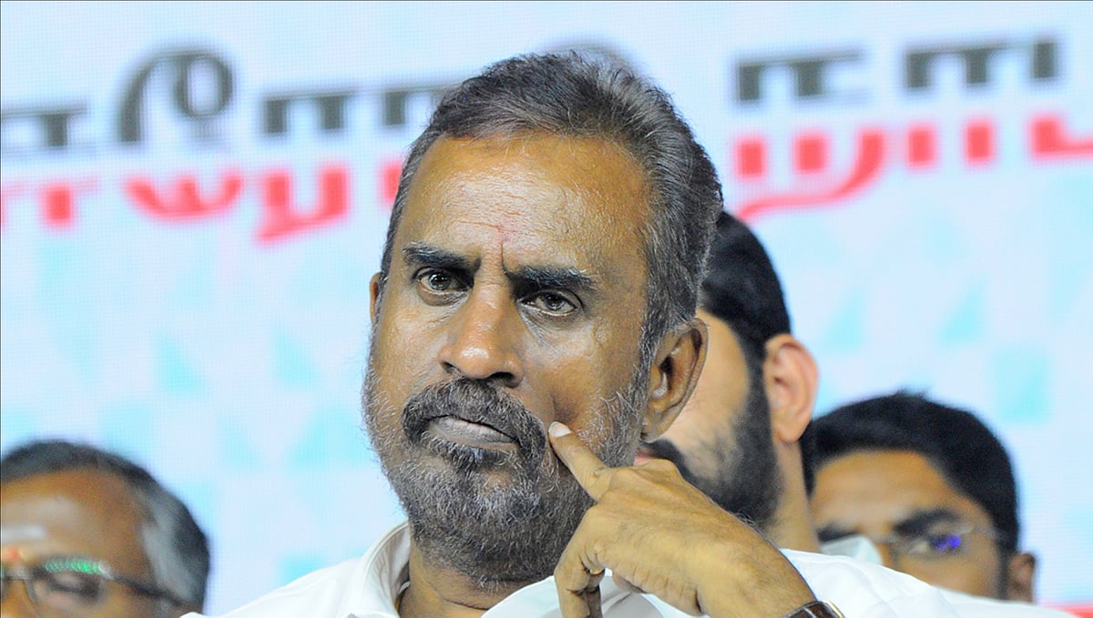 `சின்னம்மா, டிடிவி தினகரனை கட்சியில் சேர்க்க வேண்டும்' - எஸ்.பி.வேலுமணி உறுதி!