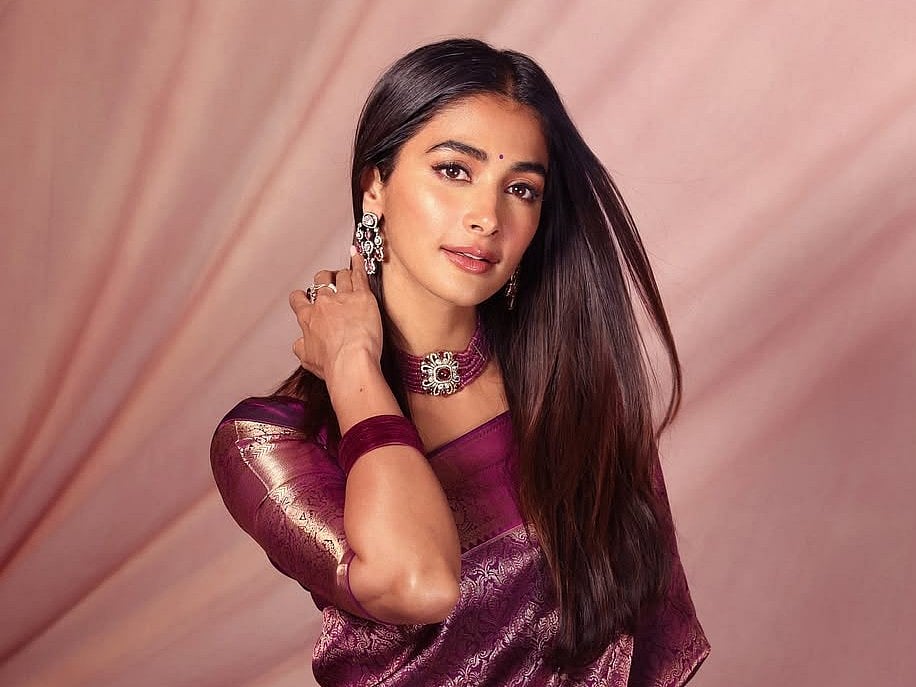 Pooja Hegde: `கண்ணாடி பூவே..' - நடிகை பூஜா ஹெக்டே ரீசன்ட் க்ளிக்ஸ்! | Photo Album