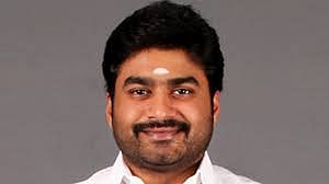 சகோதரியிடமே மோசடி; அதிமுகவில் இருந்து நீக்கப்பட்ட முன்னாள் அமைச்சரின் மகன் - பின்னணி என்ன?!