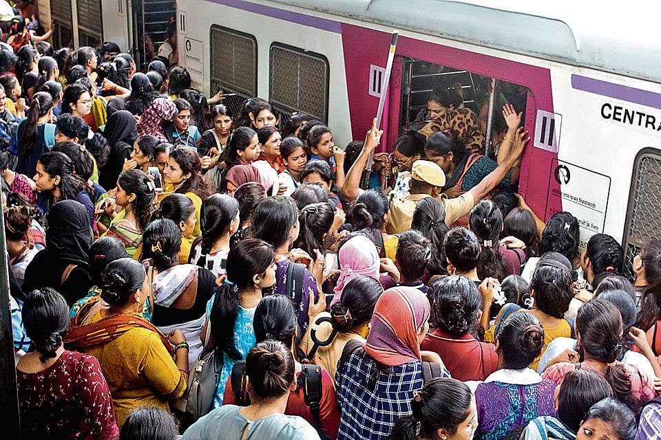 மும்பை புறநகர் ரயிலில் தொங்கியபடி பயணம்; அதிர்ச்சி தரும் பலி எண்ணிக்கை; தானியங்கி கதவு எப்போது?
