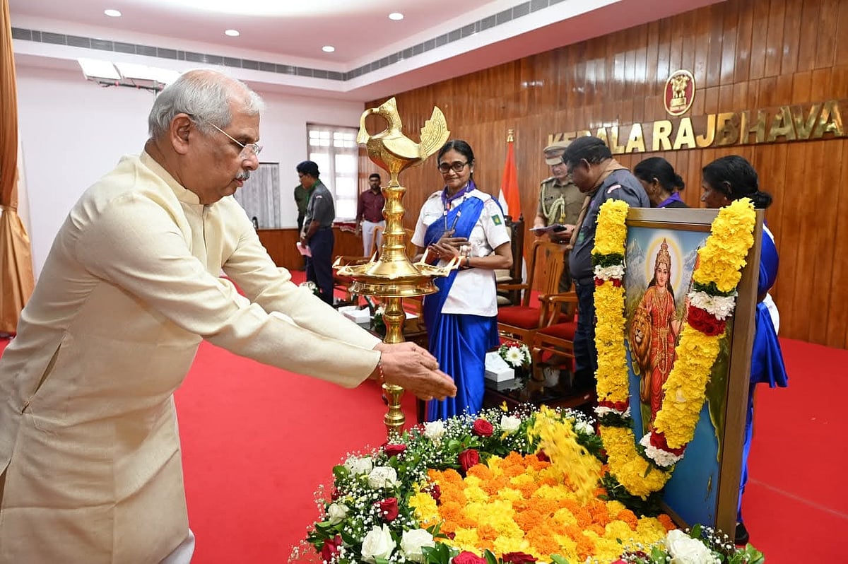 Kerala: `ராஜ்பவன் நிகழ்ச்சியில் பாரதமாதா படம்' - அமைச்சர் எதிர்ப்பு.. ABVP - SFI மாணவர்கள் மோதல்