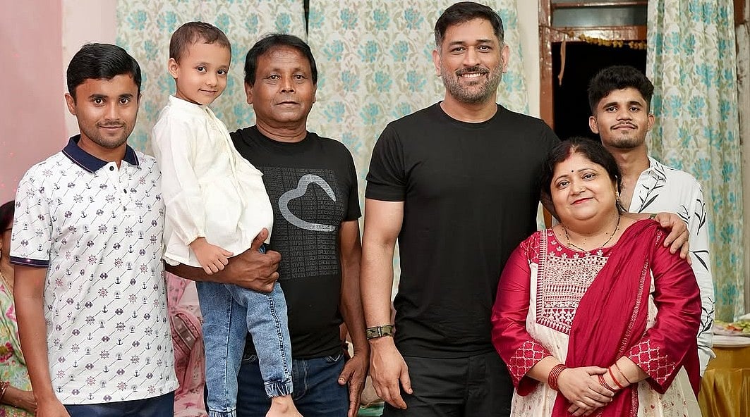 Dhoni: நண்பரின் பிறந்தநாளை கேக் வெட்டி கொண்டாடிய தோனி - வைரலாகும் புகைப்படங்கள் |Photo Album